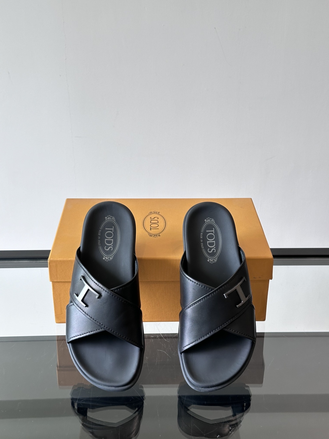 Tod‘s男士休闲男凉拖鞋，此款凉鞋选用进口头层牛皮，鞋面镶嵌品牌电镀工艺扣带，扣带可自行伸缩，脚肥脚廋