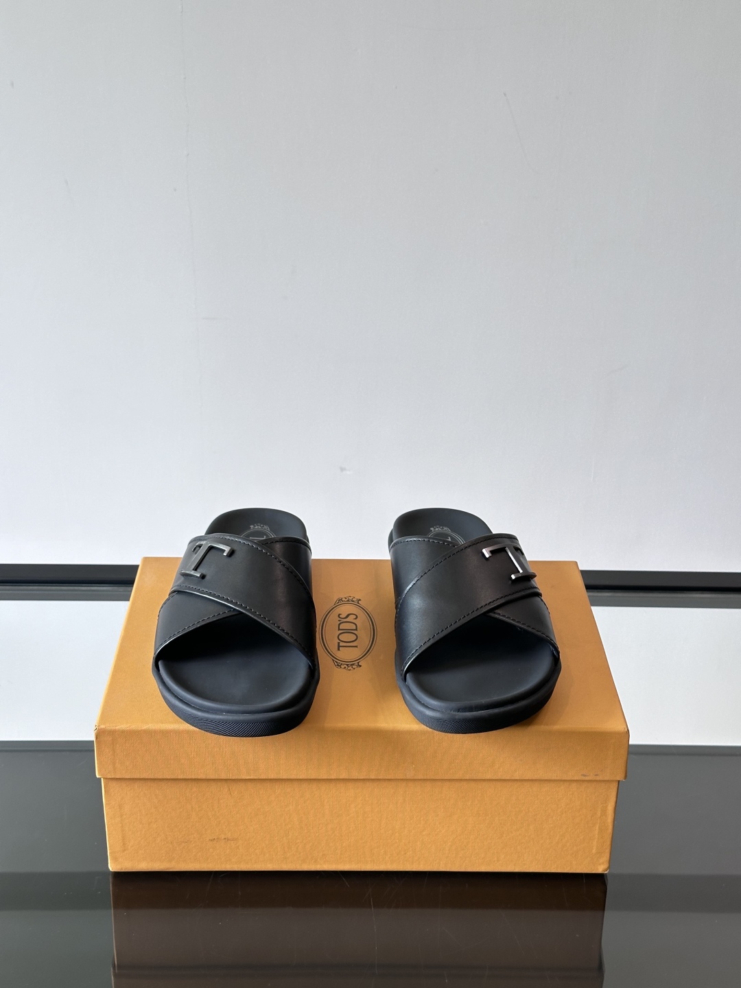 Tod‘s男士休闲男凉拖鞋，此款凉鞋选用进口头层牛皮，鞋面镶嵌品牌电镀工艺扣带，扣带可自行伸缩，脚肥脚廋