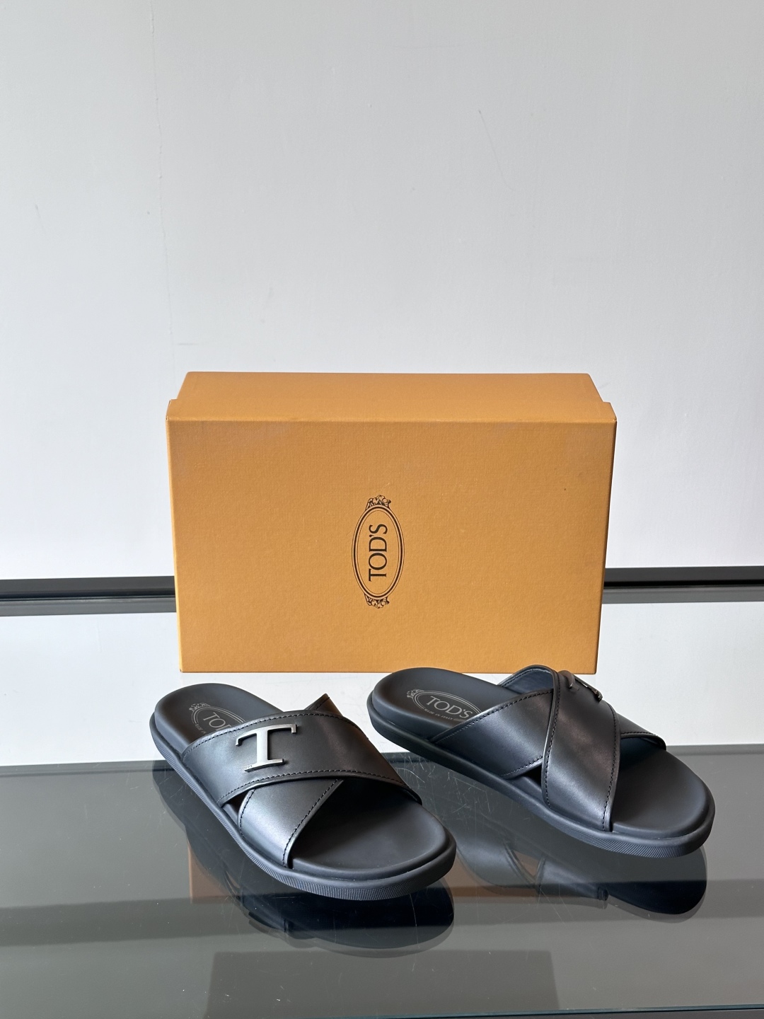 Tod‘s男士休闲男凉拖鞋，此款凉鞋选用进口头层牛皮，鞋面镶嵌品牌电镀工艺扣带，扣带可自行伸缩，脚肥脚廋