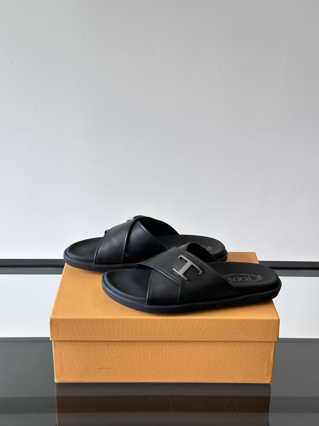 Tod‘s男士休闲男凉拖鞋，此款凉鞋选用进口头层牛皮，鞋面镶嵌品牌电镀工艺扣带，扣带可自行伸缩，脚肥脚廋
