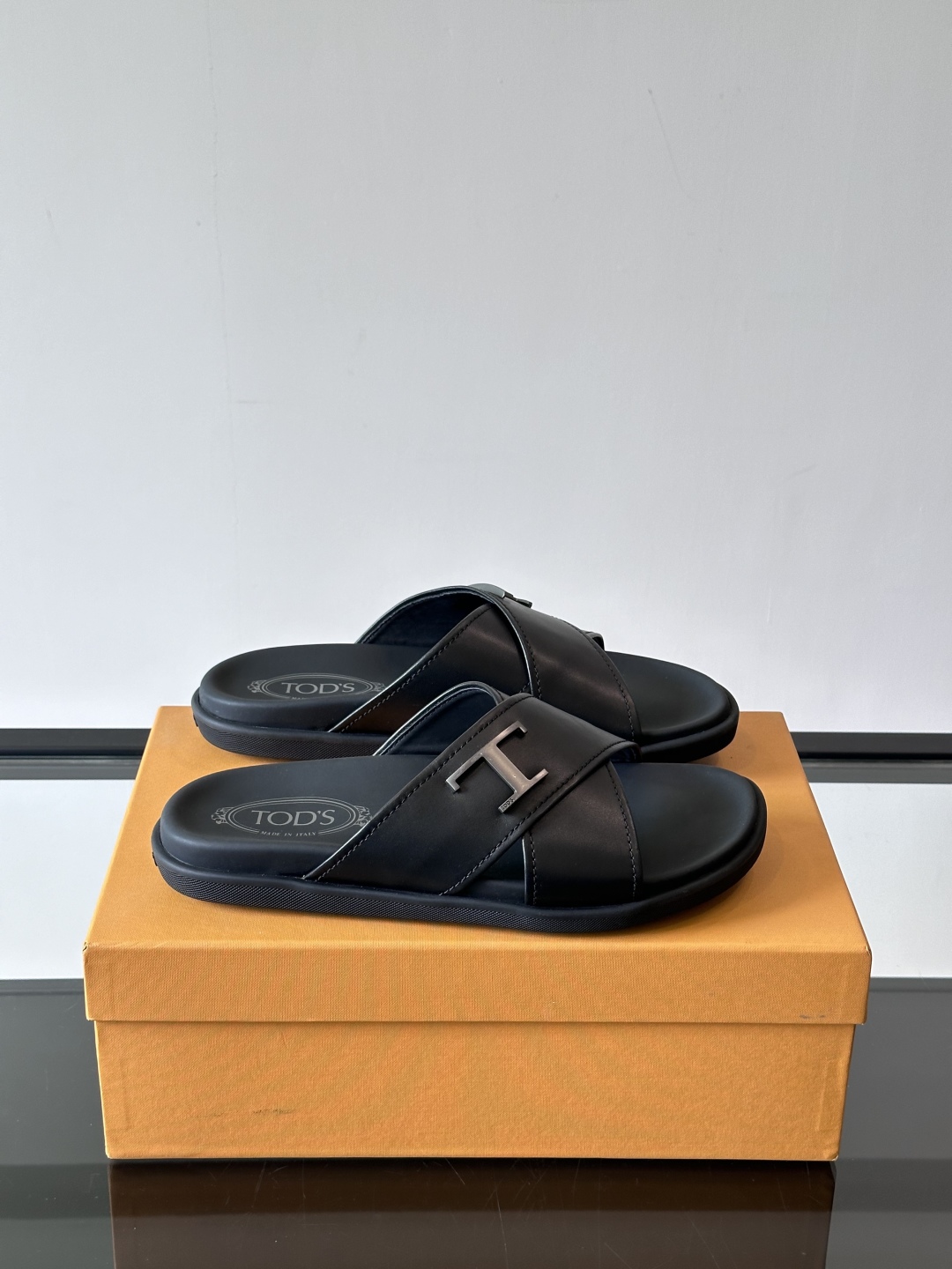 Tod‘s男士休闲男凉拖鞋，此款凉鞋选用进口头层牛皮，鞋面镶嵌品牌电镀工艺扣带，扣带可自行伸缩，脚肥脚廋