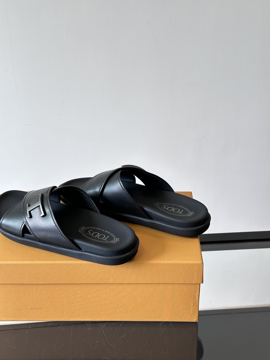 Tod‘s男士休闲男凉拖鞋，此款凉鞋选用进口头层牛皮，鞋面镶嵌品牌电镀工艺扣带，扣带可自行伸缩，脚肥脚廋