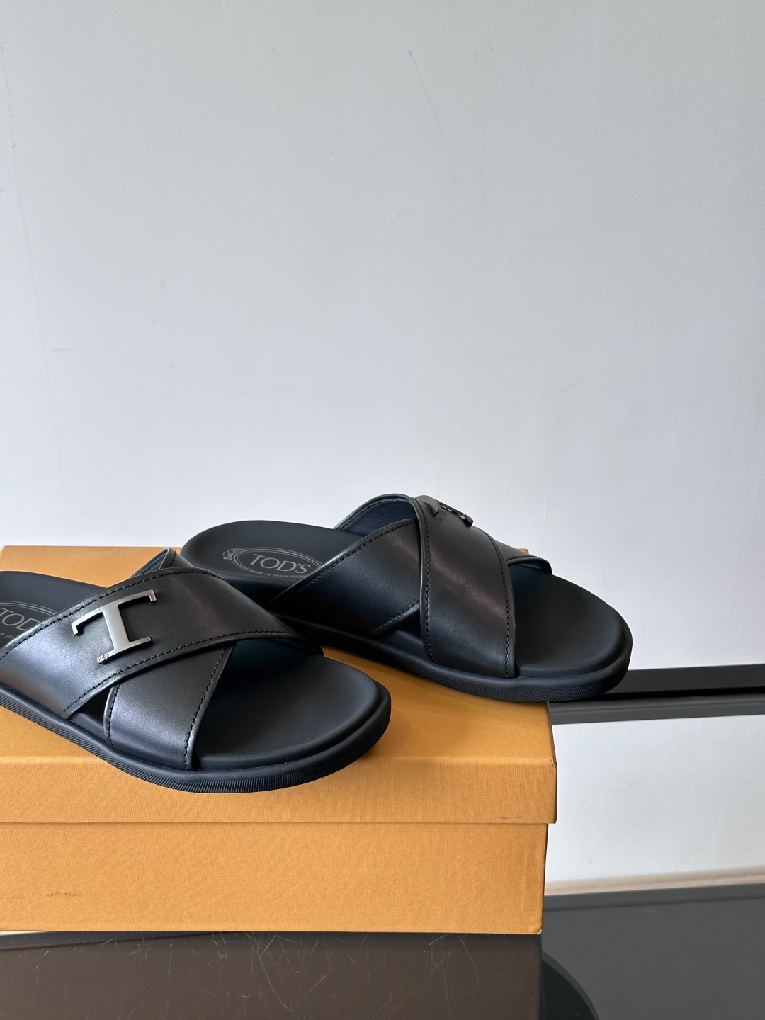 Tod‘s男士休闲男凉拖鞋，此款凉鞋选用进口头层牛皮，鞋面镶嵌品牌电镀工艺扣带，扣带可自行伸缩，脚肥脚廋