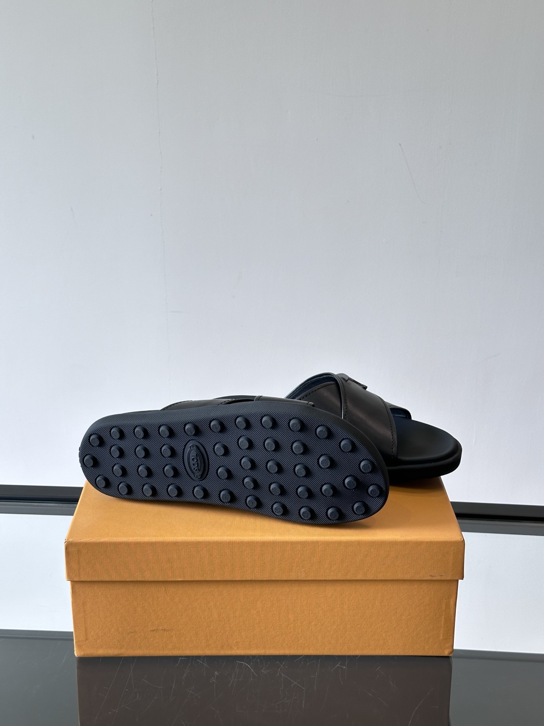 Tod‘s男士休闲男凉拖鞋，此款凉鞋选用进口头层牛皮，鞋面镶嵌品牌电镀工艺扣带，扣带可自行伸缩，脚肥脚廋