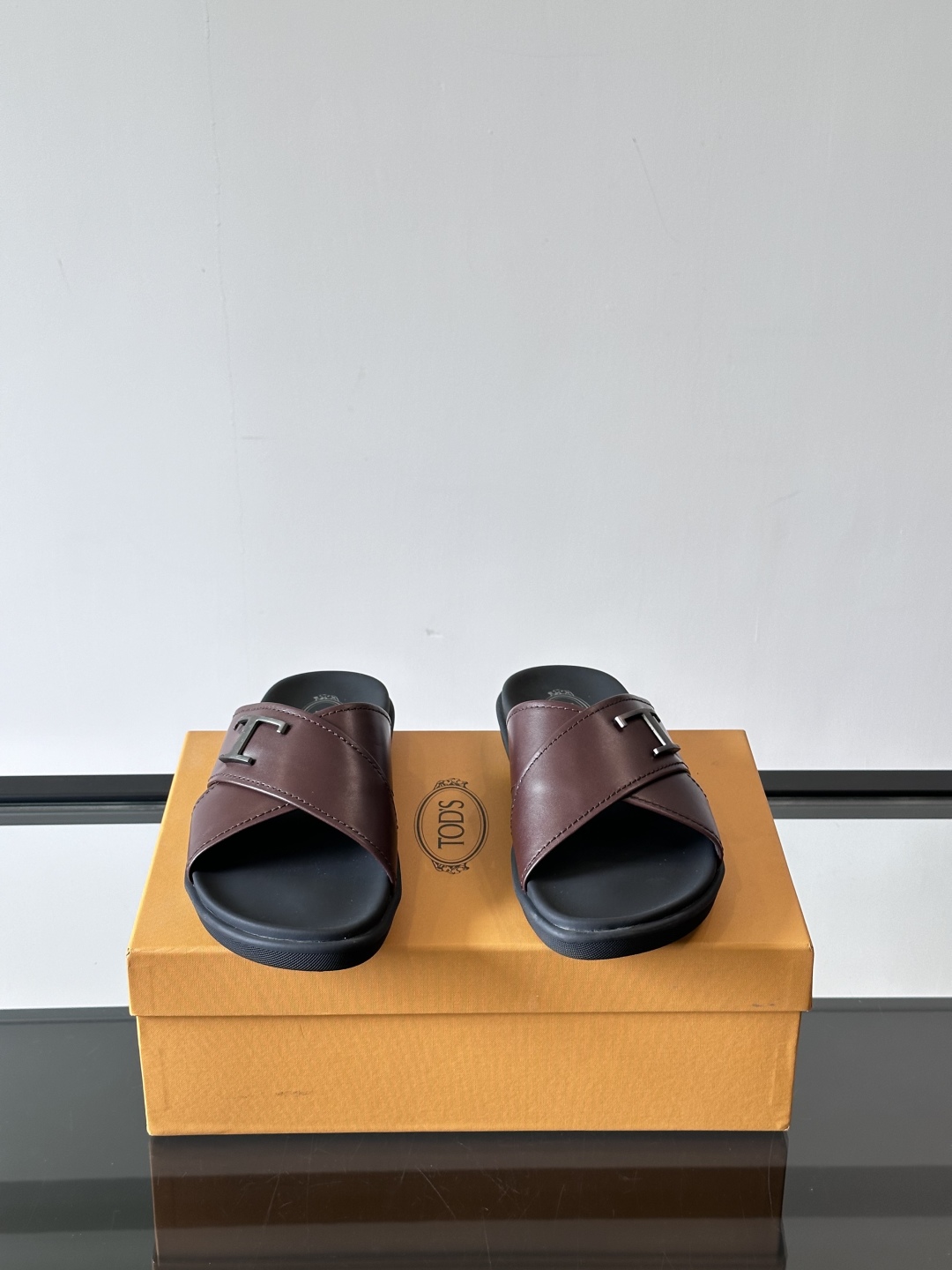 Tod‘s男士休闲男凉拖鞋，此款凉鞋选用进口头层牛皮，鞋面镶嵌品牌电镀工艺扣带，扣带可自行伸缩，脚肥脚廋