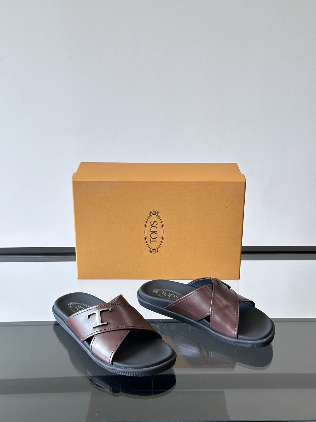 Tod‘s男士休闲男凉拖鞋，此款凉鞋选用进口头层牛皮，鞋面镶嵌品牌电镀工艺扣带，扣带可自行伸缩，脚肥脚廋