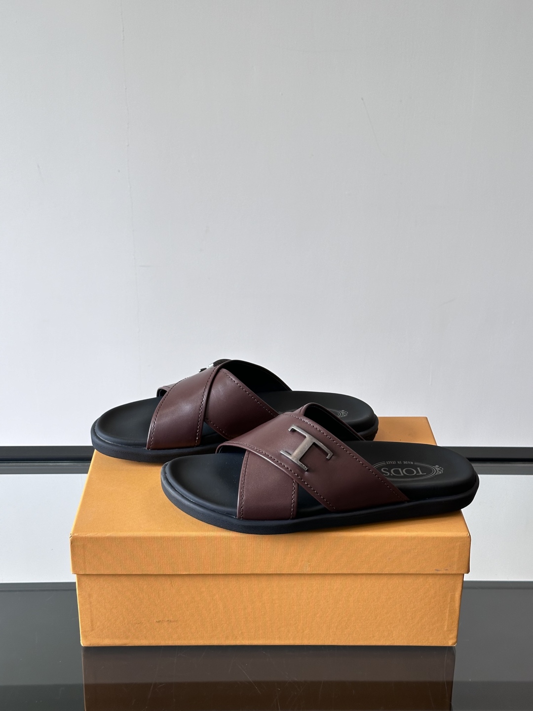 Tod‘s男士休闲男凉拖鞋，此款凉鞋选用进口头层牛皮，鞋面镶嵌品牌电镀工艺扣带，扣带可自行伸缩，脚肥脚廋