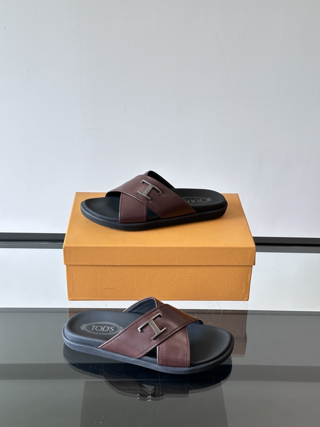 Tod‘s男士休闲男凉拖鞋，此款凉鞋选用进口头层牛皮，鞋面镶嵌品牌电镀工艺扣带，扣带可自行伸缩，脚肥脚廋