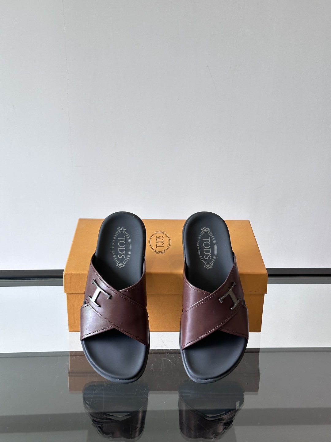 Tod‘s男士休闲男凉拖鞋，此款凉鞋选用进口头层牛皮，鞋面镶嵌品牌电镀工艺扣带，扣带可自行伸缩，脚肥脚廋