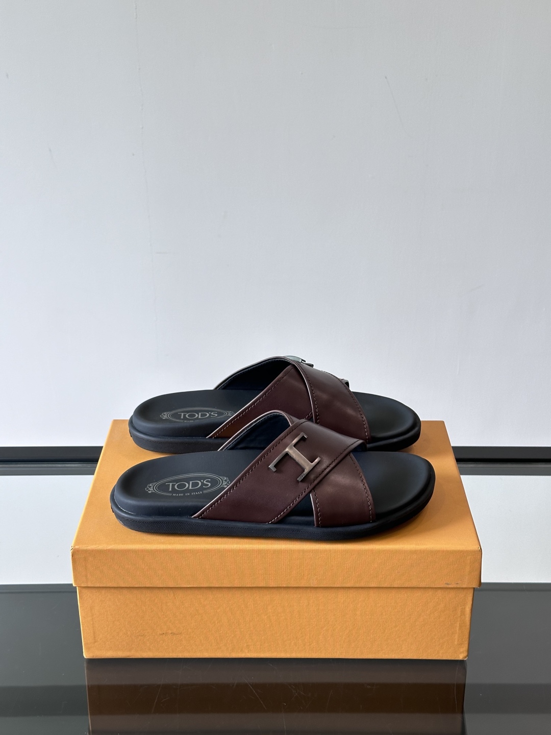 Tod‘s男士休闲男凉拖鞋，此款凉鞋选用进口头层牛皮，鞋面镶嵌品牌电镀工艺扣带，扣带可自行伸缩，脚肥脚廋