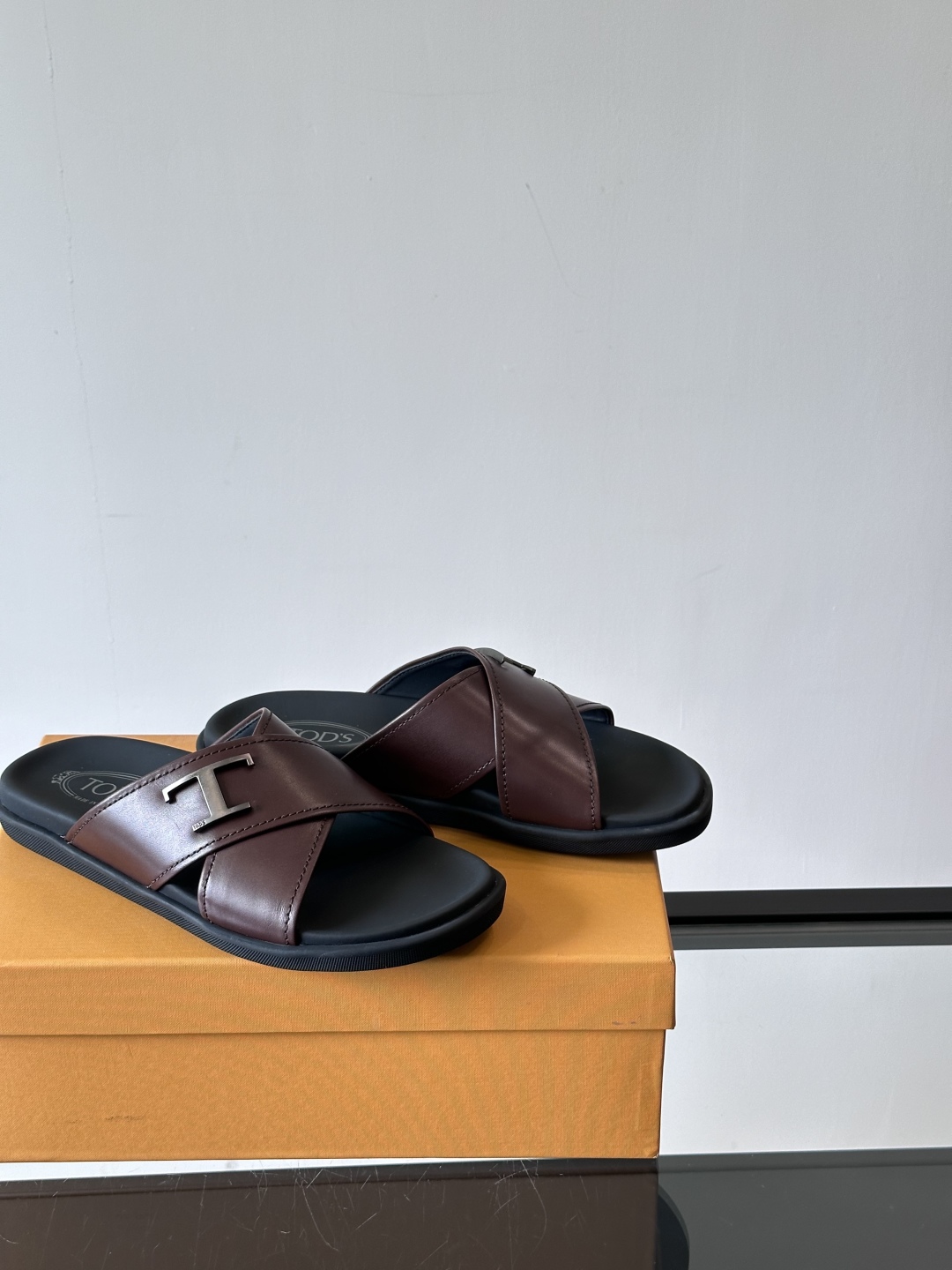 Tod‘s男士休闲男凉拖鞋，此款凉鞋选用进口头层牛皮，鞋面镶嵌品牌电镀工艺扣带，扣带可自行伸缩，脚肥脚廋