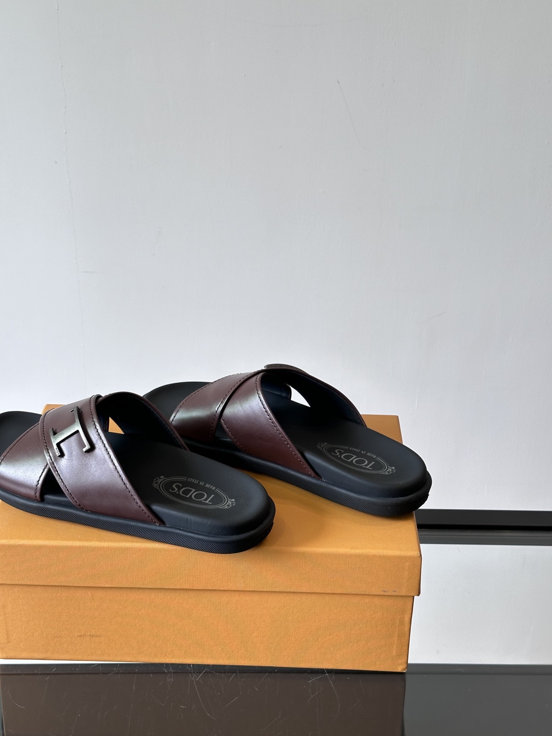 Tod‘s男士休闲男凉拖鞋，此款凉鞋选用进口头层牛皮，鞋面镶嵌品牌电镀工艺扣带，扣带可自行伸缩，脚肥脚廋