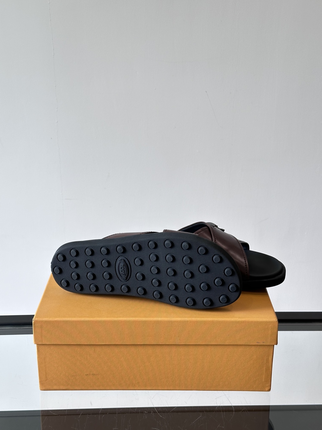 Tod‘s男士休闲男凉拖鞋，此款凉鞋选用进口头层牛皮，鞋面镶嵌品牌电镀工艺扣带，扣带可自行伸缩，脚肥脚廋