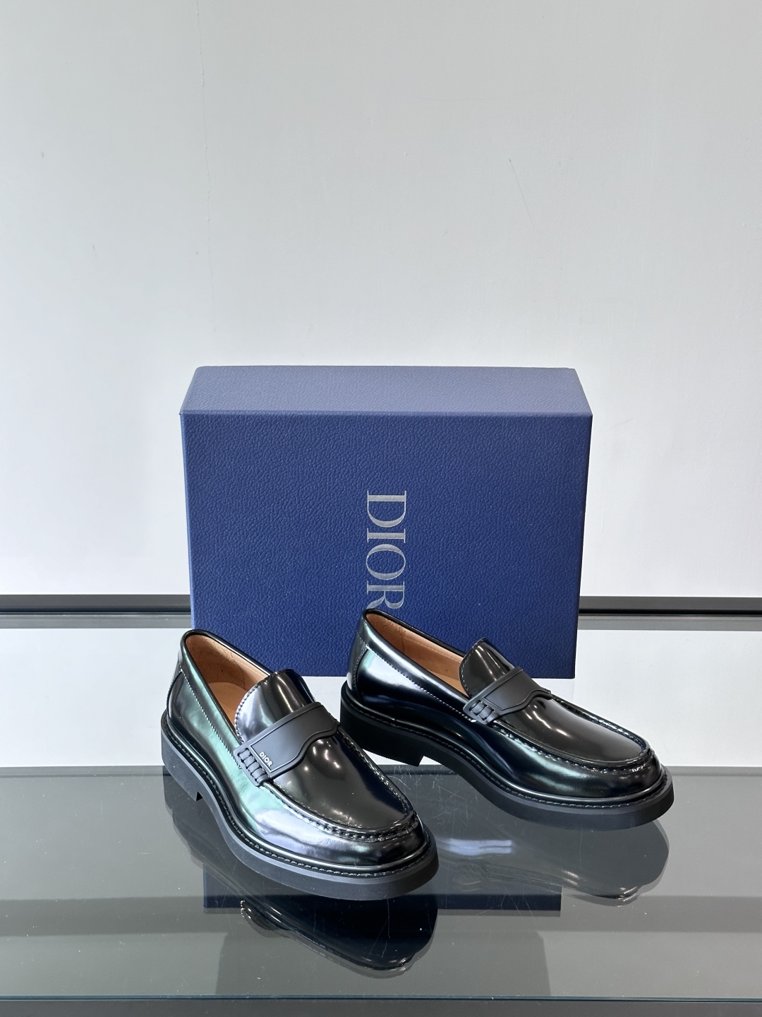 Dior～高端男士时尚复古皮鞋，鞋面采用优质牛皮制作，防滑橡胶大底。 固特异工艺、车牛津线缝合 永不掉底