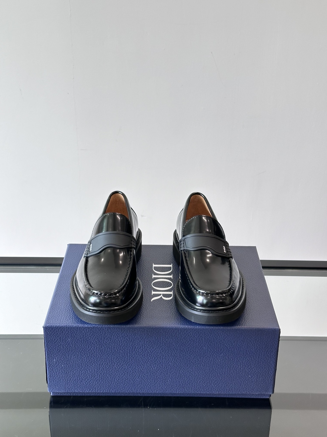 Dior～高端男士时尚复古皮鞋，鞋面采用优质牛皮制作，防滑橡胶大底。 固特异工艺、车牛津线缝合 永不掉底