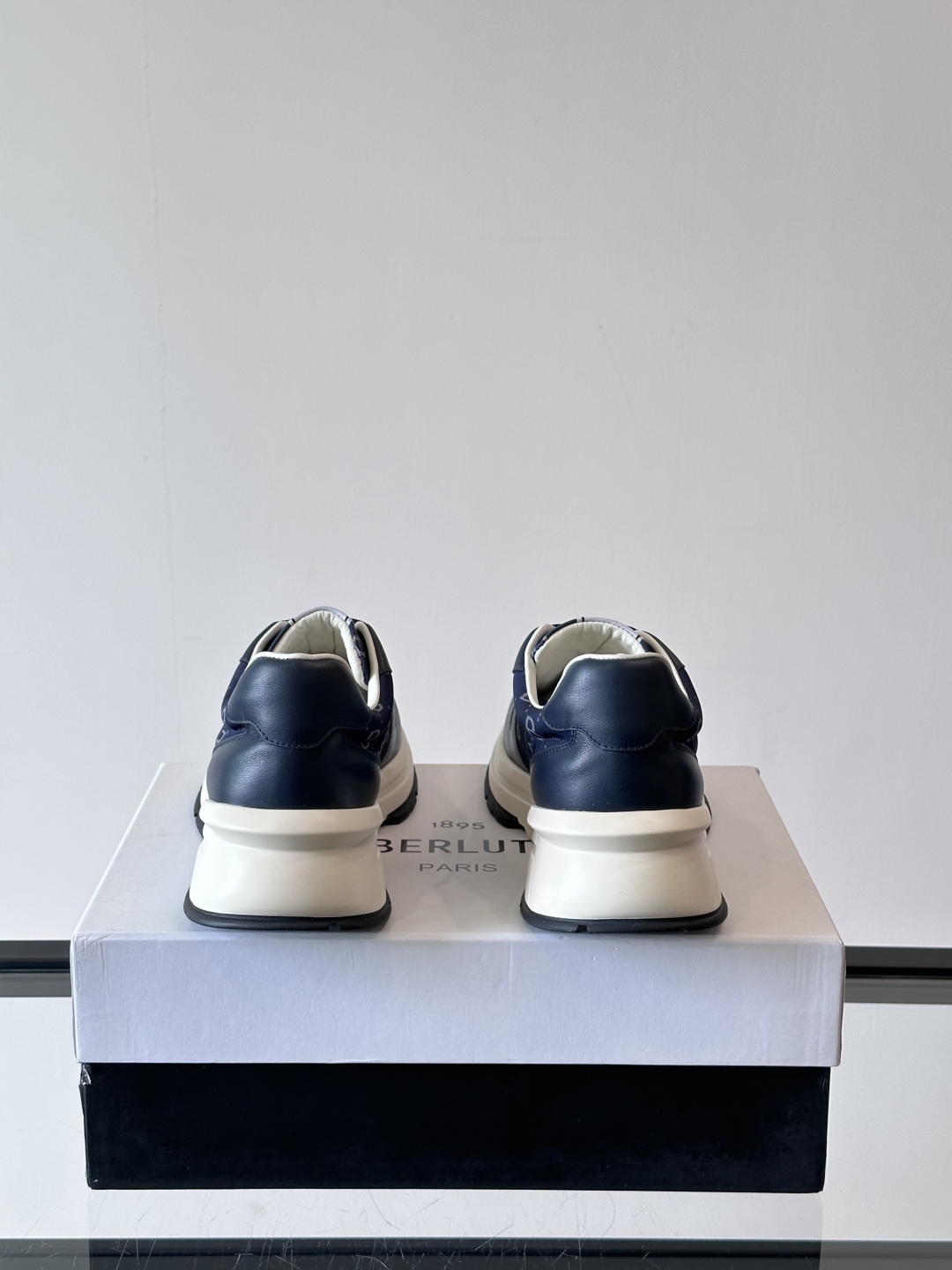 Berluti/布鲁提 低帮休闲运动鞋，这款百搭的低帮运动鞋鞋面采用进口牛皮拼接科技布打造。外侧饰有sc