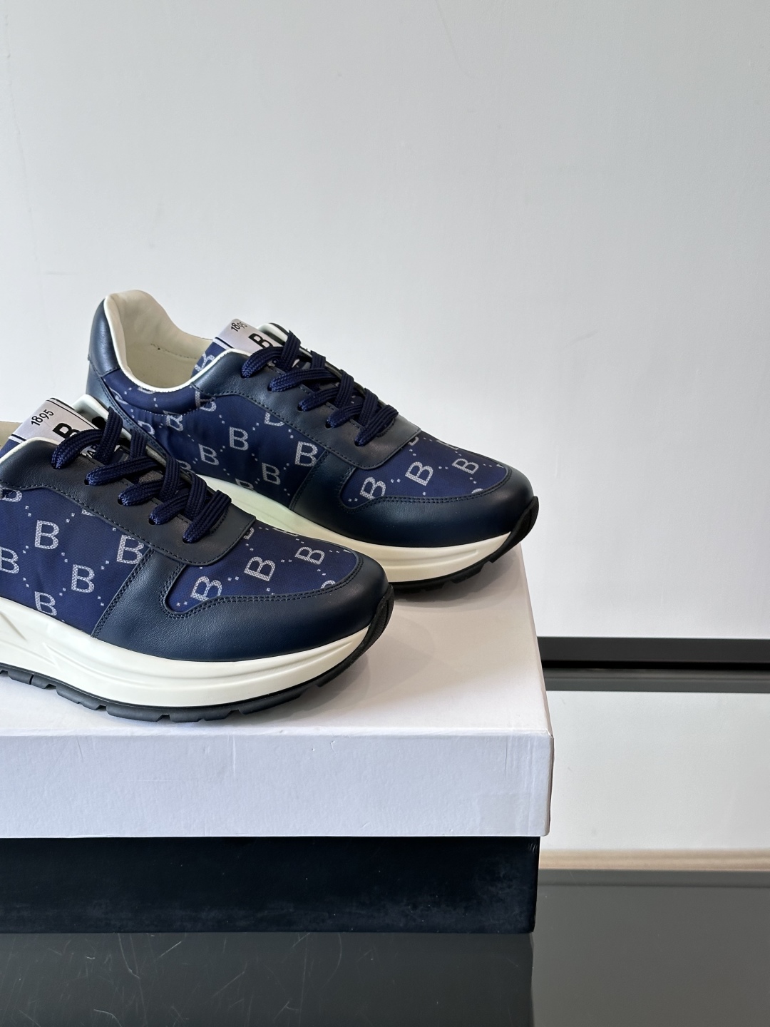 Berluti/布鲁提 低帮休闲运动鞋，这款百搭的低帮运动鞋鞋面采用进口牛皮拼接科技布打造。外侧饰有sc