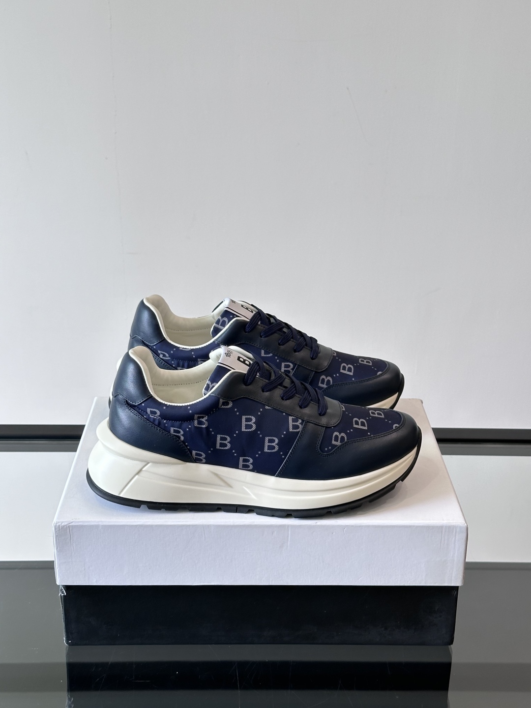 Berluti/布鲁提 低帮休闲运动鞋，这款百搭的低帮运动鞋鞋面采用进口牛皮拼接科技布打造。外侧饰有sc