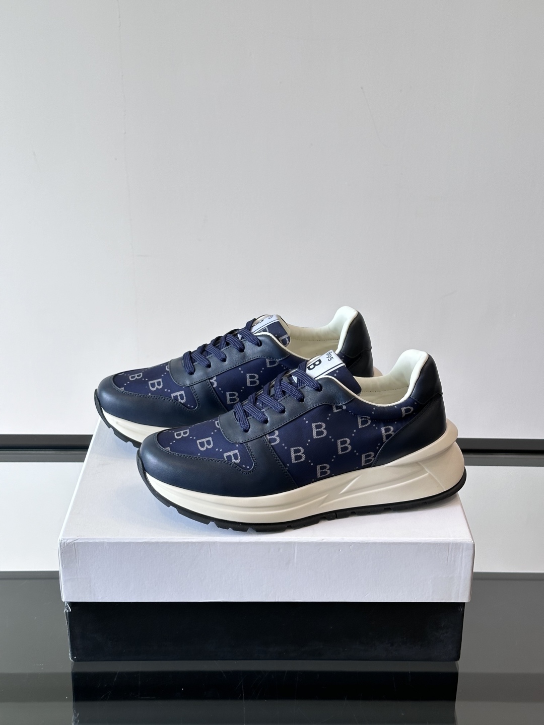 Berluti/布鲁提 低帮休闲运动鞋，这款百搭的低帮运动鞋鞋面采用进口牛皮拼接科技布打造。外侧饰有sc