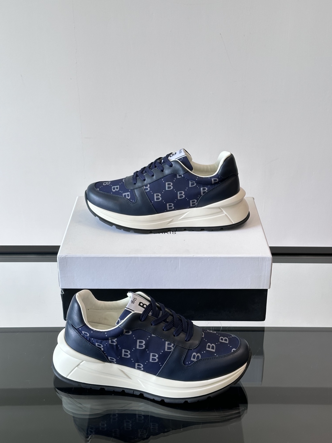 Berluti/布鲁提 低帮休闲运动鞋，这款百搭的低帮运动鞋鞋面采用进口牛皮拼接科技布打造。外侧饰有sc