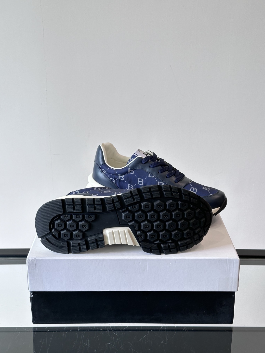 Berluti/布鲁提 低帮休闲运动鞋，这款百搭的低帮运动鞋鞋面采用进口牛皮拼接科技布打造。外侧饰有sc