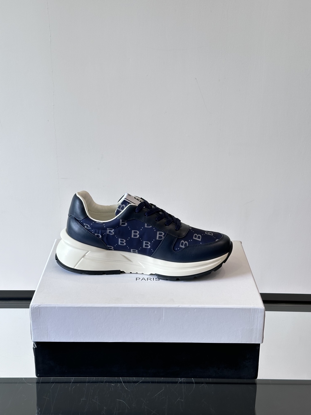Berluti/布鲁提 低帮休闲运动鞋，这款百搭的低帮运动鞋鞋面采用进口牛皮拼接科技布打造。外侧饰有sc