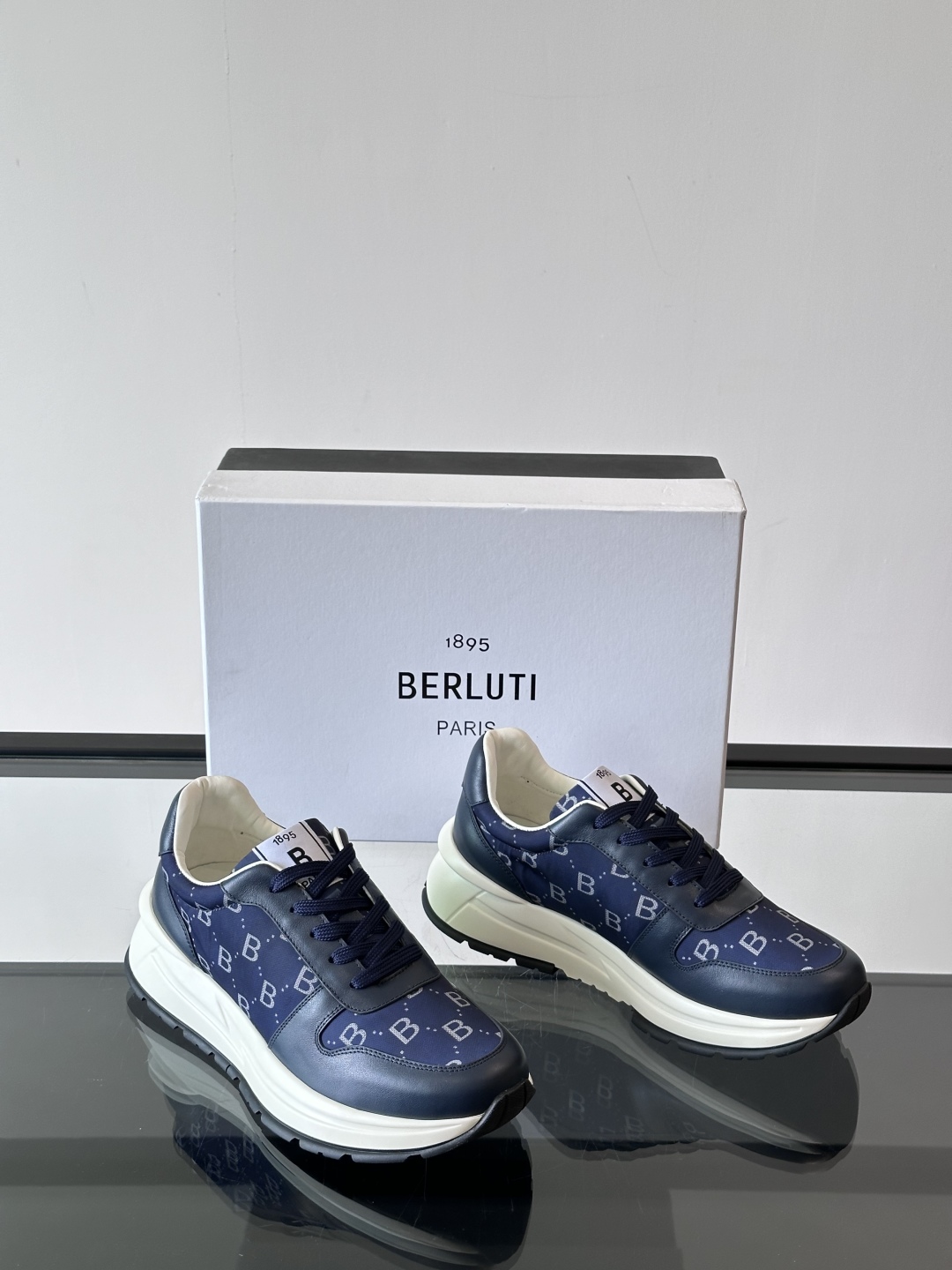 Berluti/布鲁提 低帮休闲运动鞋，这款百搭的低帮运动鞋鞋面采用进口牛皮拼接科技布打造。外侧饰有sc