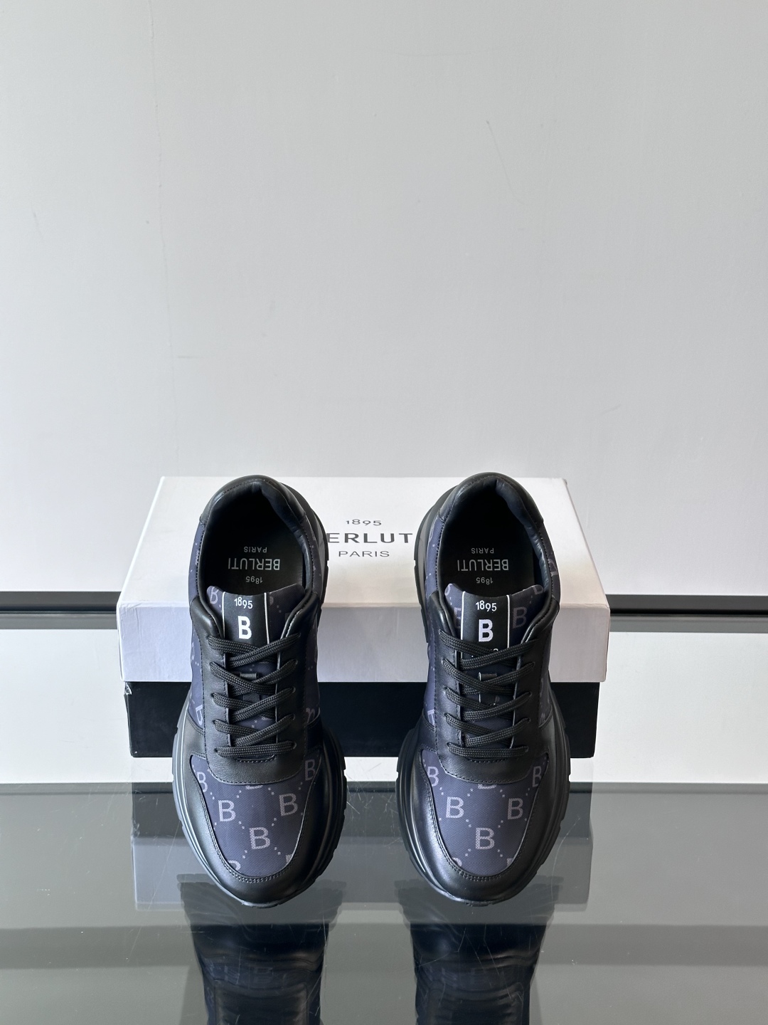 Berluti/布鲁提 低帮休闲运动鞋，这款百搭的低帮运动鞋鞋面采用进口牛皮拼接科技布打造。外侧饰有sc
