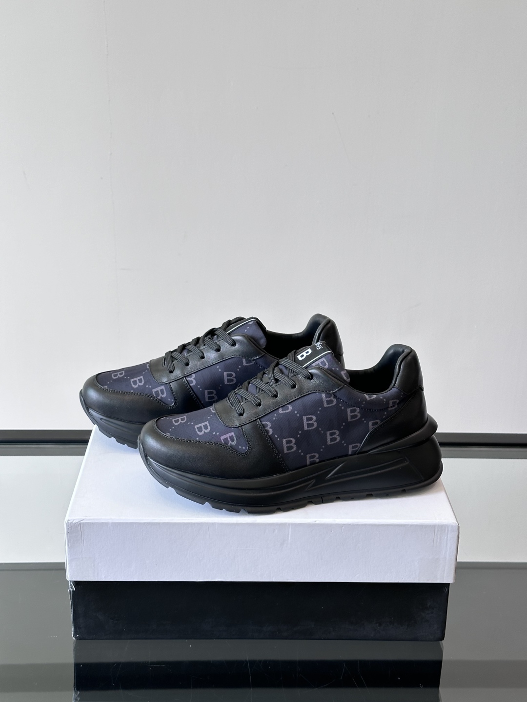Berluti/布鲁提 低帮休闲运动鞋，这款百搭的低帮运动鞋鞋面采用进口牛皮拼接科技布打造。外侧饰有sc