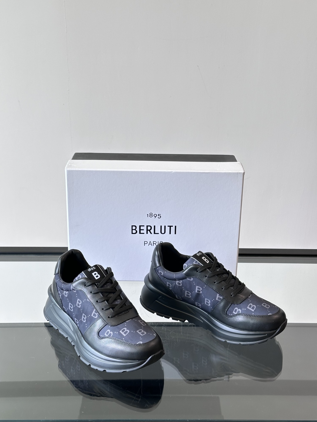 Berluti/布鲁提 低帮休闲运动鞋，这款百搭的低帮运动鞋鞋面采用进口牛皮拼接科技布打造。外侧饰有sc