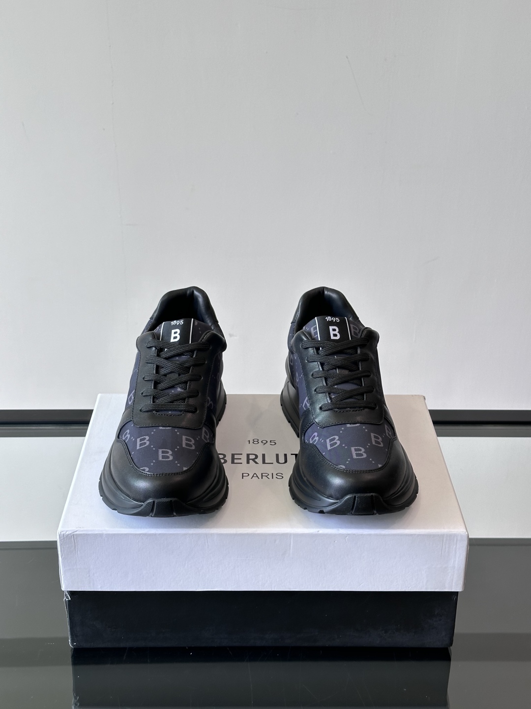 Berluti/布鲁提 低帮休闲运动鞋，这款百搭的低帮运动鞋鞋面采用进口牛皮拼接科技布打造。外侧饰有sc