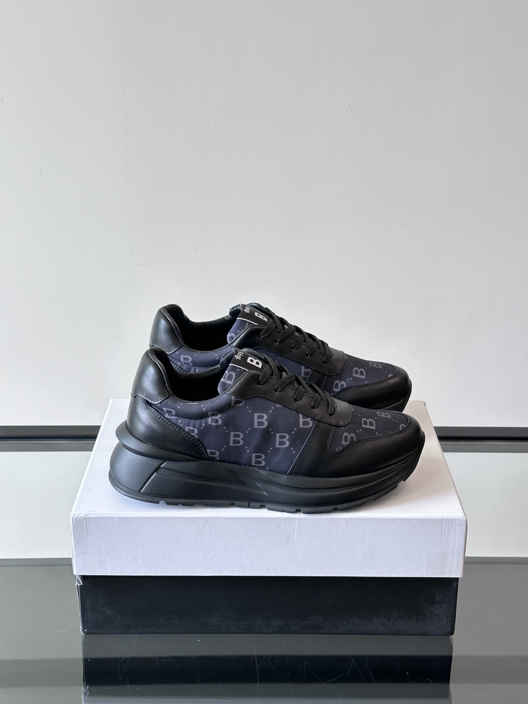 Berluti/布鲁提 低帮休闲运动鞋，这款百搭的低帮运动鞋鞋面采用进口牛皮拼接科技布打造。外侧饰有sc
