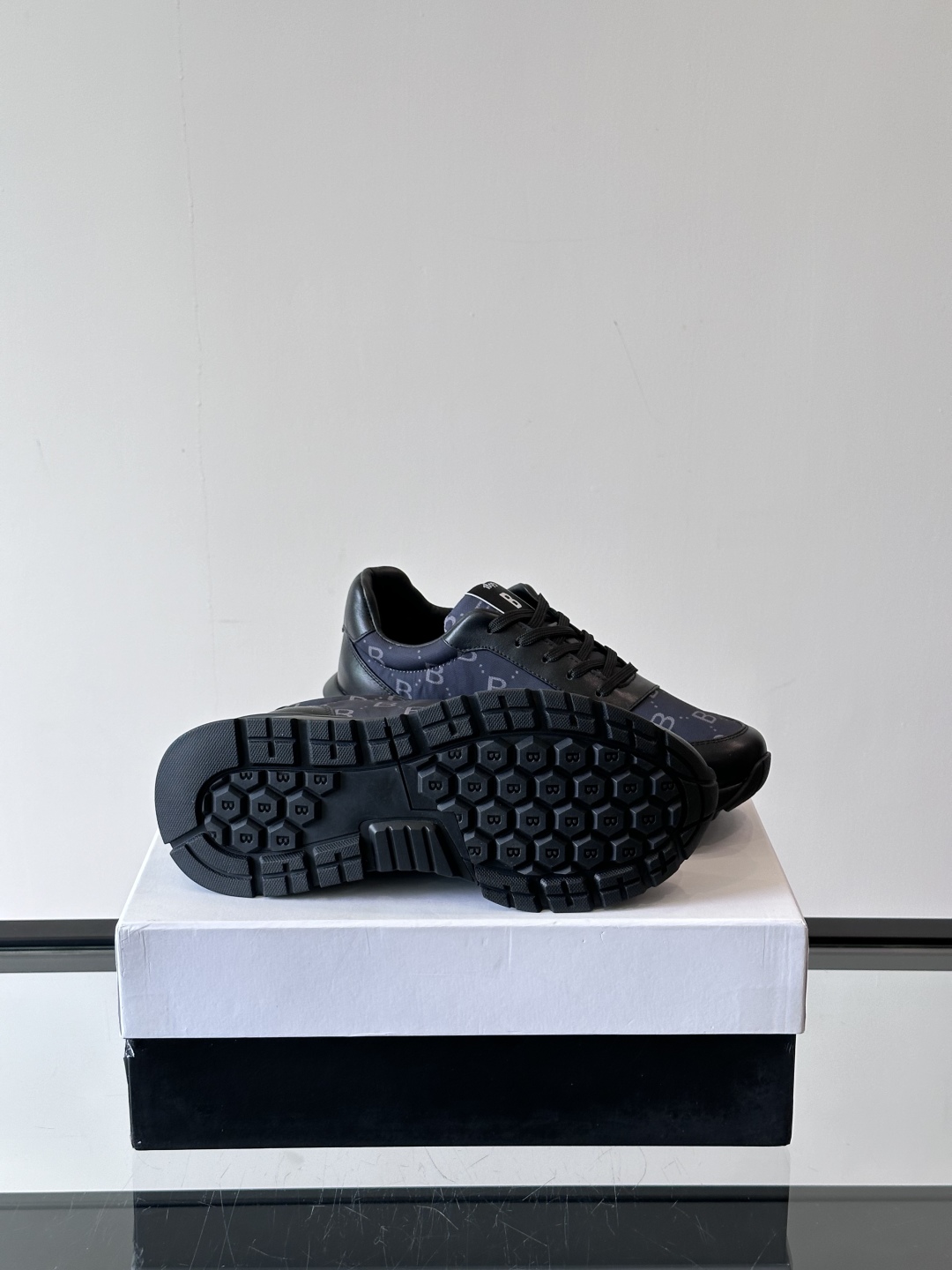 Berluti/布鲁提 低帮休闲运动鞋，这款百搭的低帮运动鞋鞋面采用进口牛皮拼接科技布打造。外侧饰有sc