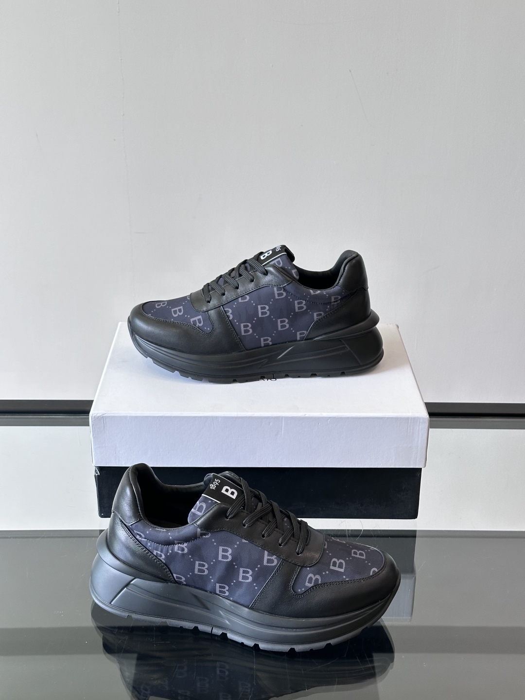 Berluti/布鲁提 低帮休闲运动鞋，这款百搭的低帮运动鞋鞋面采用进口牛皮拼接科技布打造。外侧饰有sc