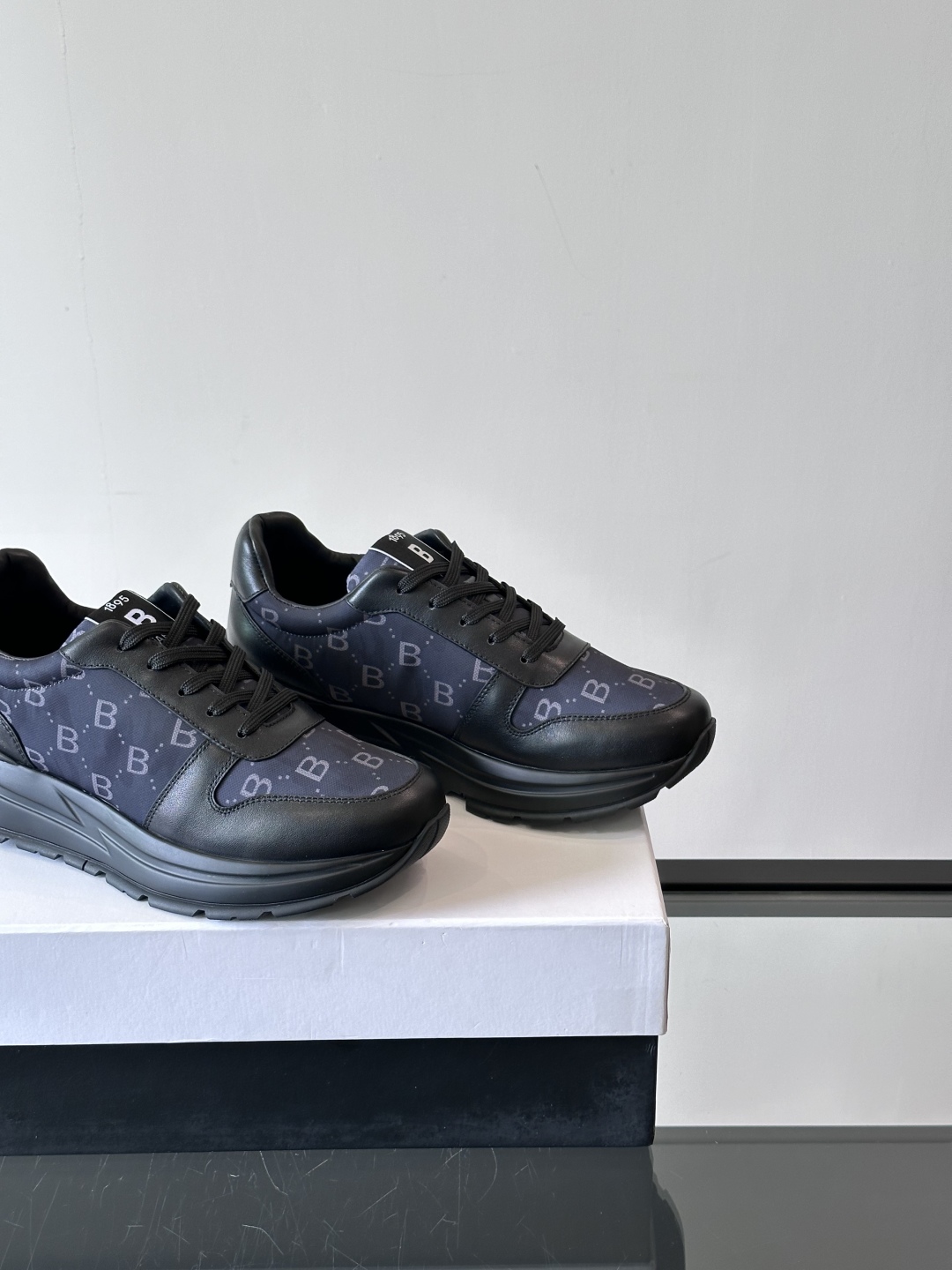 Berluti/布鲁提 低帮休闲运动鞋，这款百搭的低帮运动鞋鞋面采用进口牛皮拼接科技布打造。外侧饰有sc
