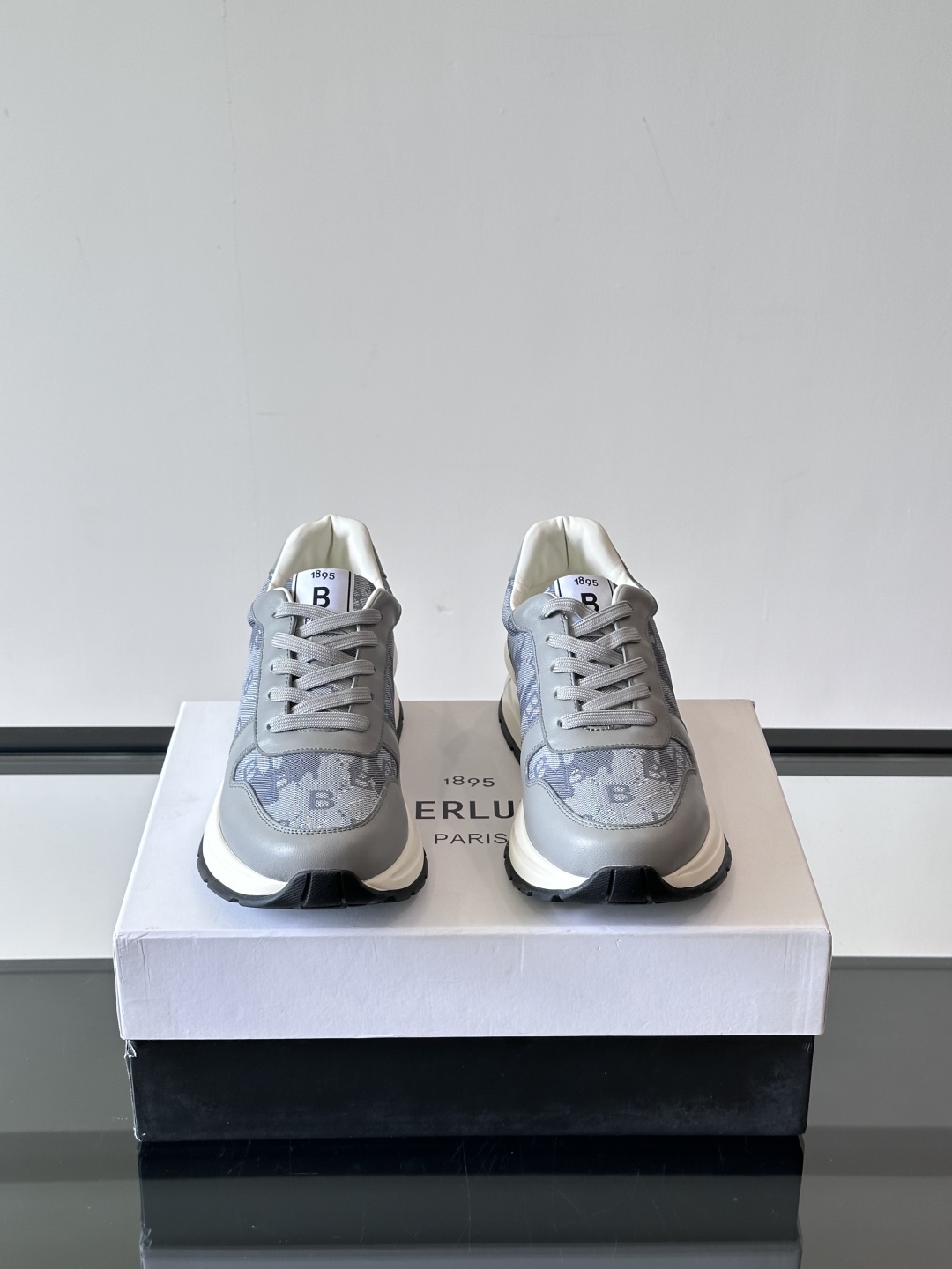 Berluti/布鲁提 低帮休闲运动鞋，这款百搭的低帮运动鞋鞋面采用进口牛皮拼接科技布打造。外侧饰有sc