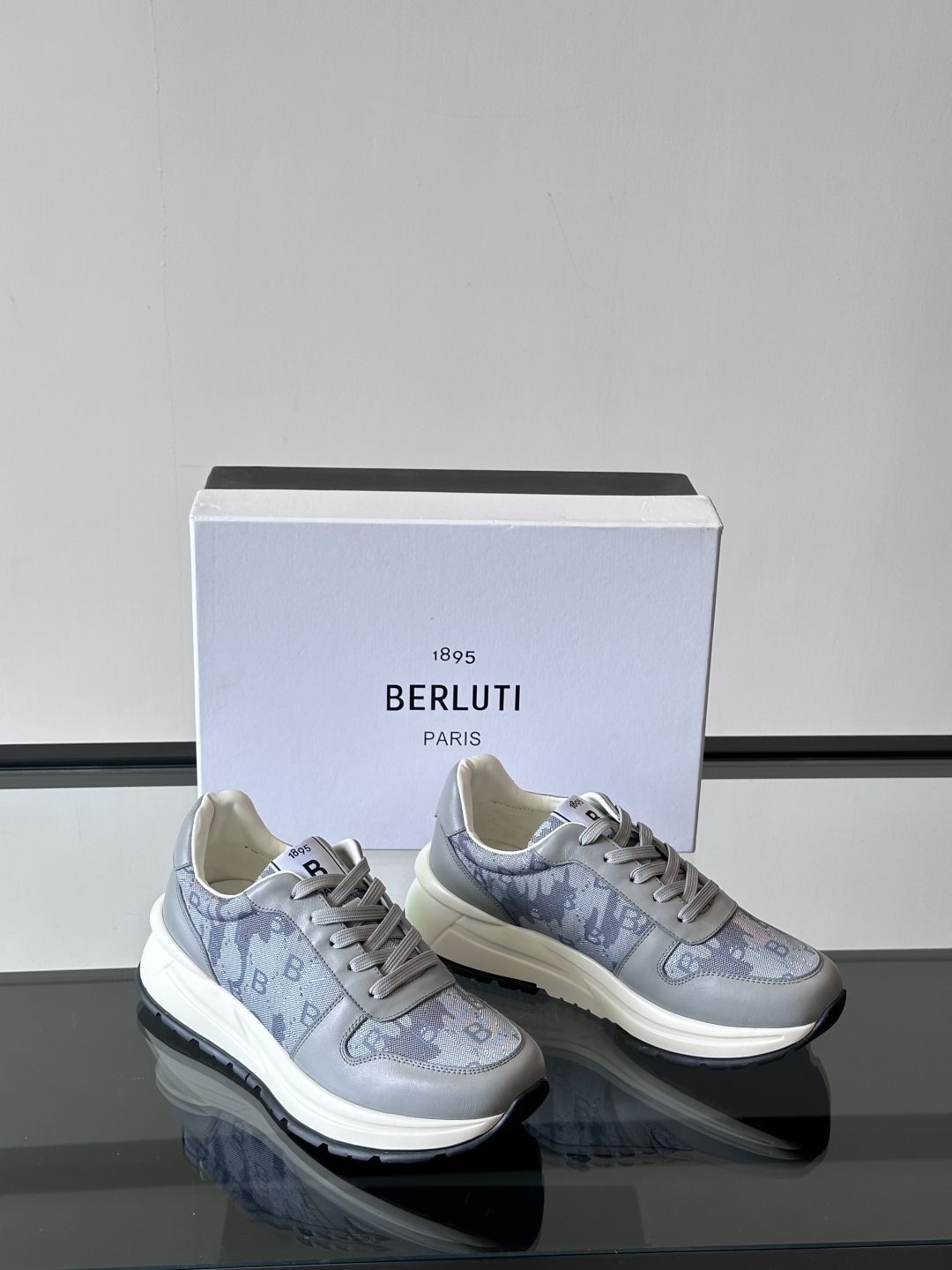 Berluti/布鲁提 低帮休闲运动鞋，这款百搭的低帮运动鞋鞋面采用进口牛皮拼接科技布打造。外侧饰有sc