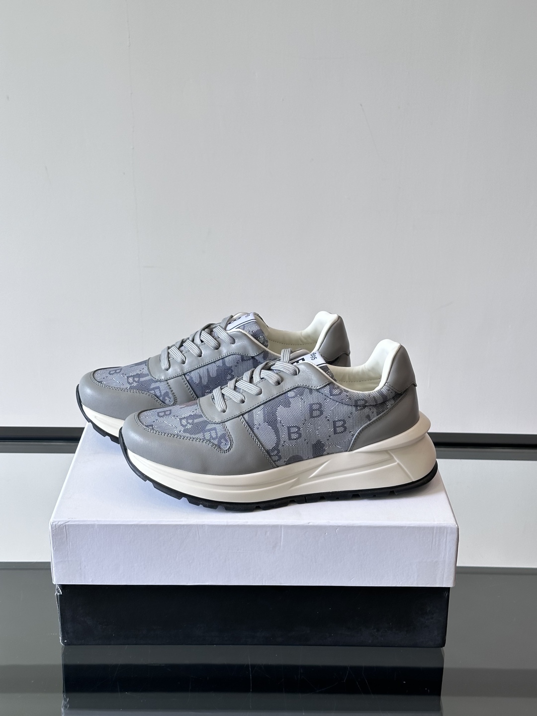 Berluti/布鲁提 低帮休闲运动鞋，这款百搭的低帮运动鞋鞋面采用进口牛皮拼接科技布打造。外侧饰有sc