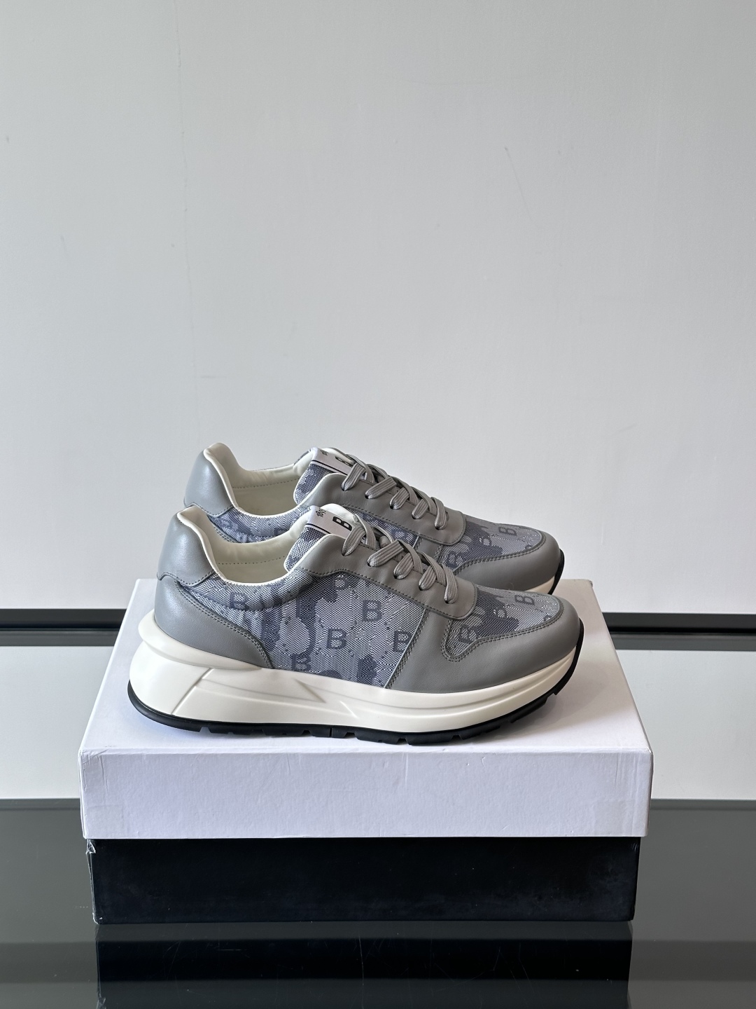 Berluti/布鲁提 低帮休闲运动鞋，这款百搭的低帮运动鞋鞋面采用进口牛皮拼接科技布打造。外侧饰有sc