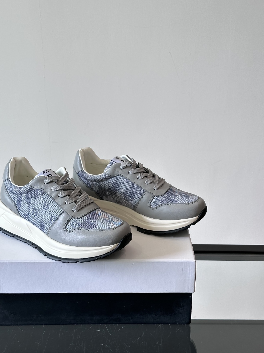 Berluti/布鲁提 低帮休闲运动鞋，这款百搭的低帮运动鞋鞋面采用进口牛皮拼接科技布打造。外侧饰有sc