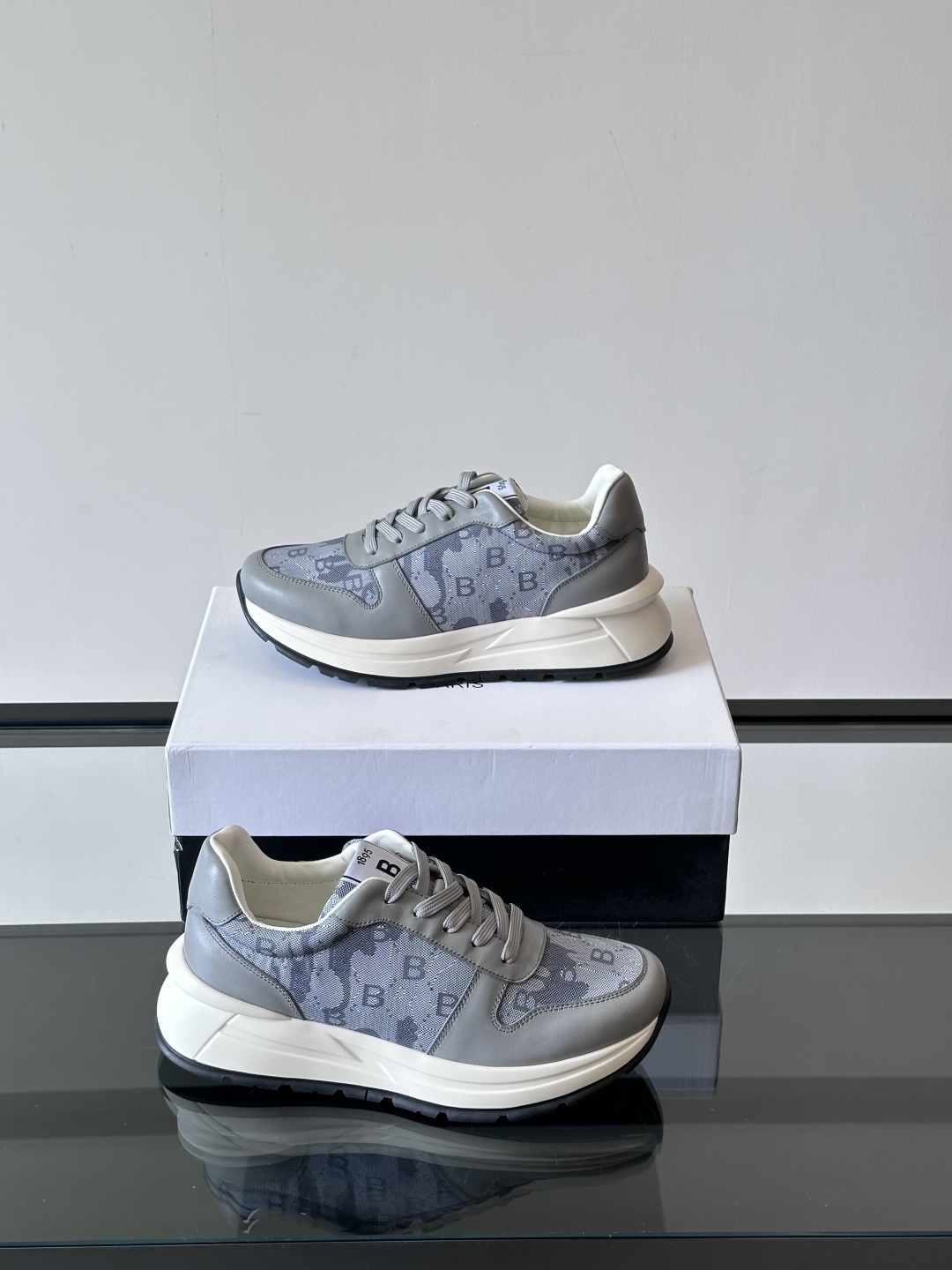 Berluti/布鲁提 低帮休闲运动鞋，这款百搭的低帮运动鞋鞋面采用进口牛皮拼接科技布打造。外侧饰有sc