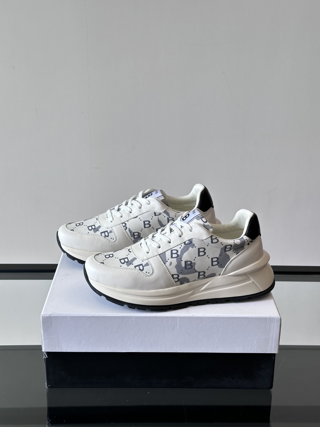 Berluti/布鲁提 低帮休闲运动鞋，这款百搭的低帮运动鞋鞋面采用进口牛皮拼接科技布打造。外侧饰有sc