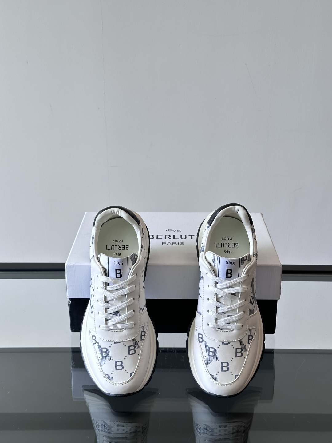 Berluti/布鲁提 低帮休闲运动鞋，这款百搭的低帮运动鞋鞋面采用进口牛皮拼接科技布打造。外侧饰有sc