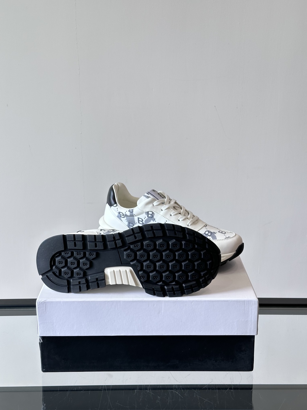 Berluti/布鲁提 低帮休闲运动鞋，这款百搭的低帮运动鞋鞋面采用进口牛皮拼接科技布打造。外侧饰有sc