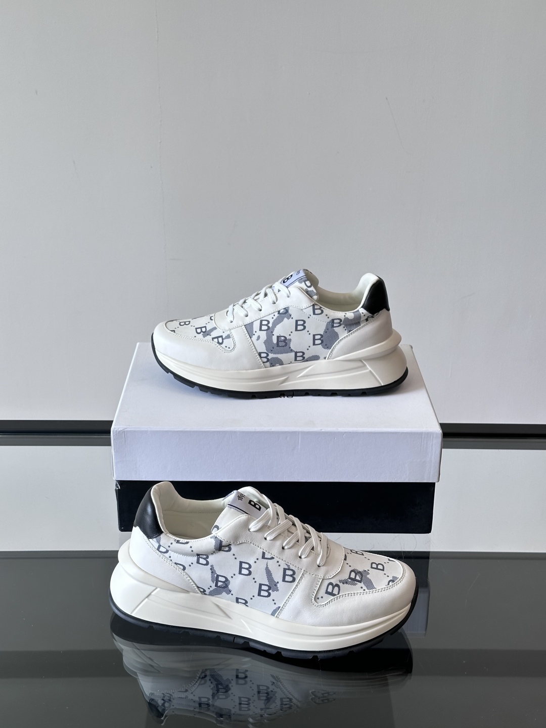 Berluti/布鲁提 低帮休闲运动鞋，这款百搭的低帮运动鞋鞋面采用进口牛皮拼接科技布打造。外侧饰有sc