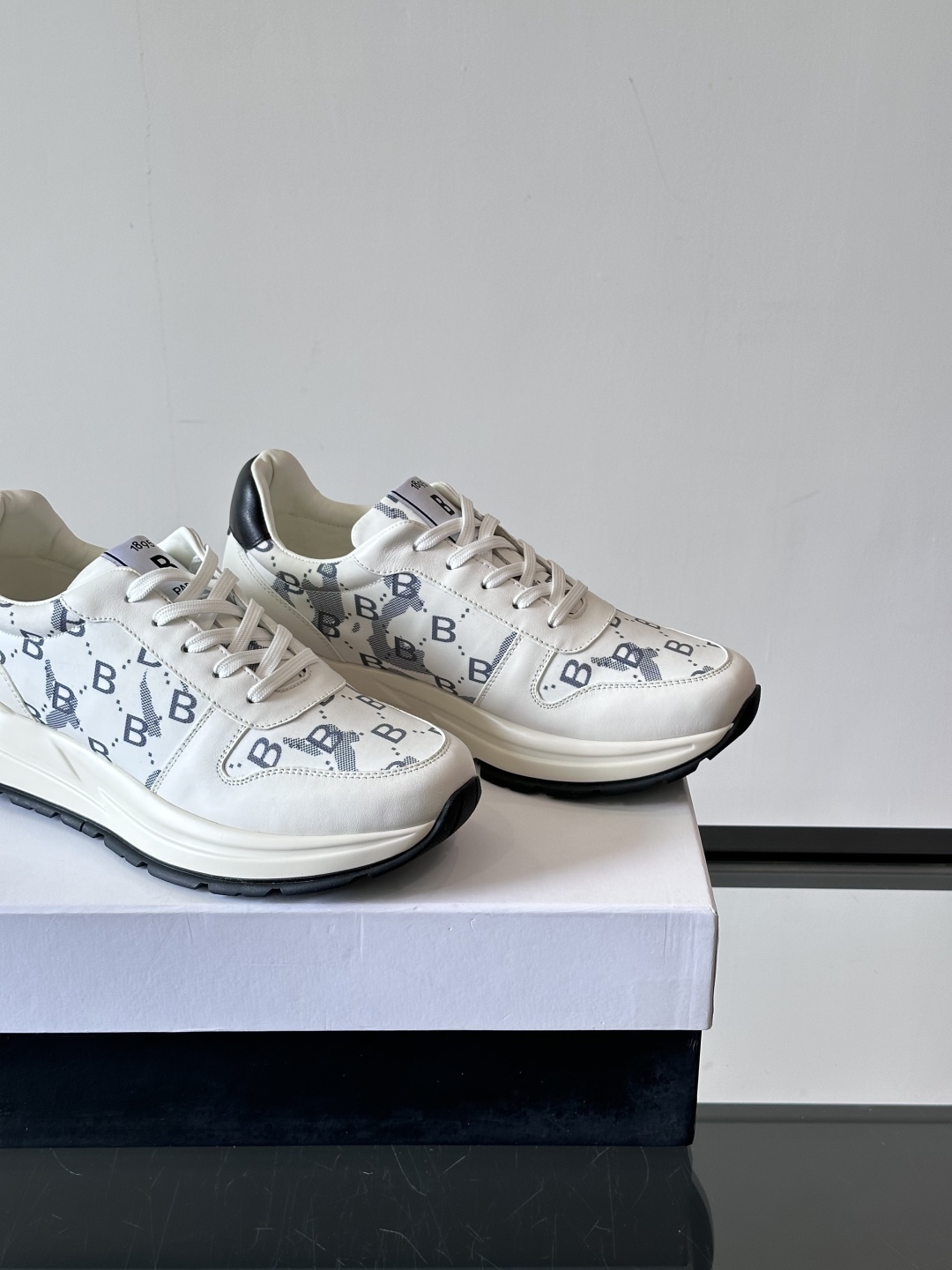 Berluti/布鲁提 低帮休闲运动鞋，这款百搭的低帮运动鞋鞋面采用进口牛皮拼接科技布打造。外侧饰有sc