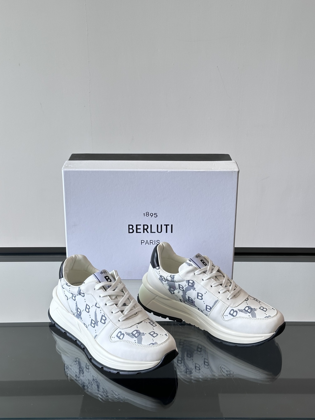 Berluti/布鲁提 低帮休闲运动鞋，这款百搭的低帮运动鞋鞋面采用进口牛皮拼接科技布打造。外侧饰有sc
