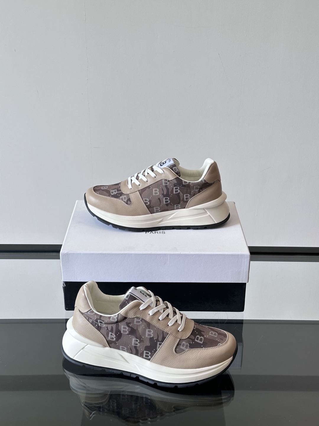 Berluti/布鲁提 低帮休闲运动鞋，这款百搭的低帮运动鞋鞋面采用进口牛皮拼接科技布打造。外侧饰有sc