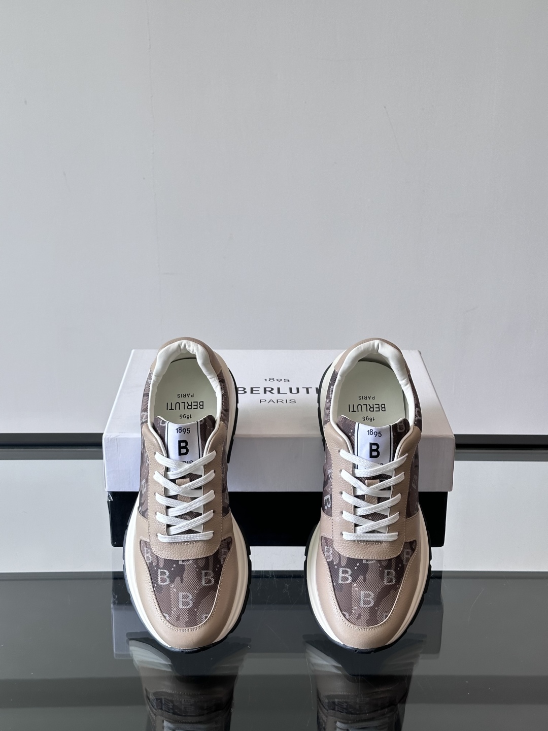 Berluti/布鲁提 低帮休闲运动鞋，这款百搭的低帮运动鞋鞋面采用进口牛皮拼接科技布打造。外侧饰有sc