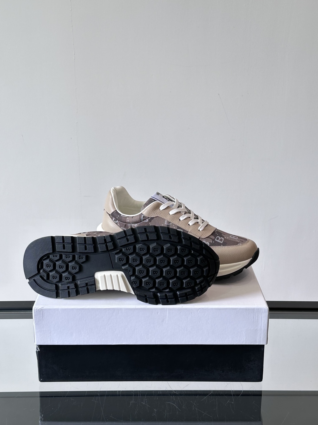 Berluti/布鲁提 低帮休闲运动鞋，这款百搭的低帮运动鞋鞋面采用进口牛皮拼接科技布打造。外侧饰有sc